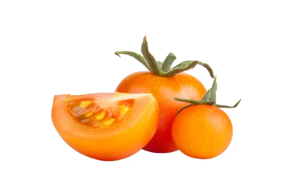 Satu besar, satu smal andl irisan tomat terisolasi pada latar belakang putih — Stok Foto