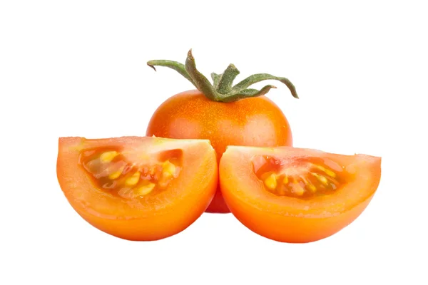 Duas fatias e um tomate inteiro isolado sobre fundo branco — Fotografia de Stock