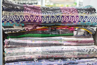 Kumaş desenli tekstil endüstriyel arka planı, çok renkli yumuşak halıların varyasyonu.