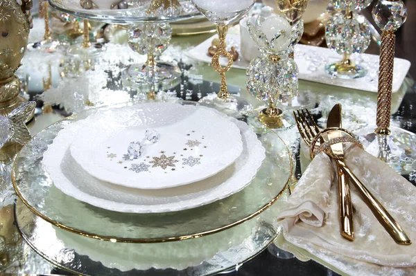 Uroczyste Boże Narodzenie nowego roku ustawienie stołu z pięknym zastawą stołową i wystrój w błyszczących złotych kolorach — Zdjęcie stockowe
