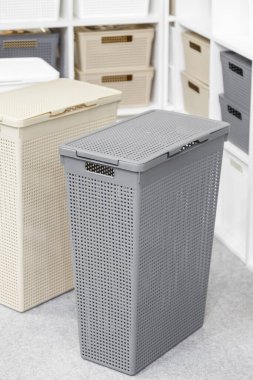 Ev alanı, düzen, temizlik ve konfor organizasyonu. Ev eşyaları depolama ekipmanları. Çeşitli plastik hasır sepetler. Ev geliştirme ve banyo içi elementleri