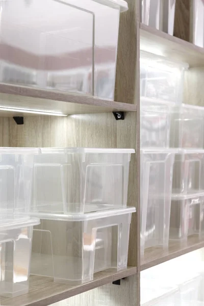 Plastbehållare på en hylla för organisering av hem utrymme, ordning och inredning, försäljning av hushållsartiklar — Stockfoto