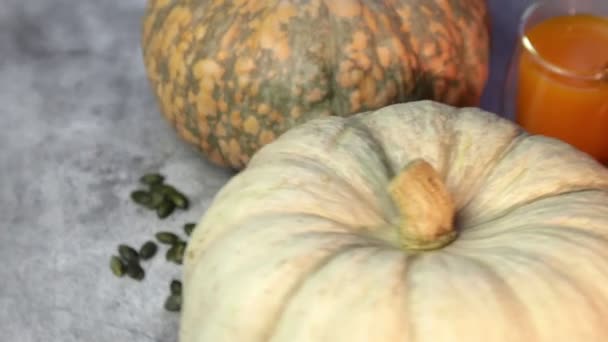 Naturlig Grönsaksfärsk Smoothie Apelsinpumpajuice Ett Glas Med Metallrör Hälsosam Mat — Stockvideo