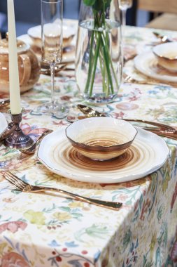 Seramik plakalı eko tarzı bir şenlik masası. Masada çok güzel orjinal yemekler var..