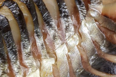 Yiyecek arkaplanı, balık tütsülenmiş uskumru filetosu dilimler halinde kesilmiş deniz mahsulleri yakından bakıldığında D vitamini ve omega içerir..