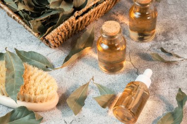 Kozmetik ve kişisel bakım. Şişedeki körfez yapraklarının doğal antiseptik, antioksidan, akne ilacı, deri ve saç için makro besin maddeleri.