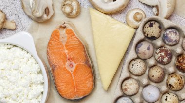 Sağlıklı yiyecekler, D vitamini, omega 3 ve protein açısından zengin yiyecekler, deniz kırmızı somonu, mantar, peynir, süt ürünü, süzme peynir, bıldırcın yumurtası. Keto diyeti için yemek tarifi