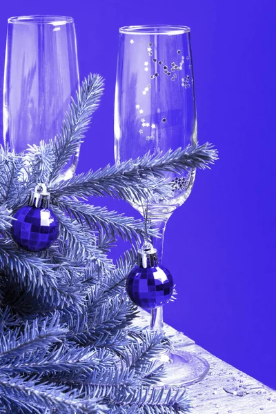 Christmas new year festive background toned trending blue color 2022 with fir tree and wine glasses — Stock Photo, Image