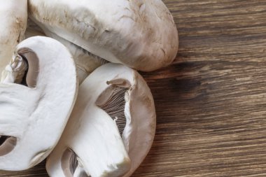 Yemek arkaplanı. Dilimlenmiş şampiyon mantarı yakın plan. Düşük kalorili ürün, B1, B2, B6, B12, D6, D12, nikotinik pantotenik asit, demir, çinko, kalsiyum, iyot, fosfor, protein