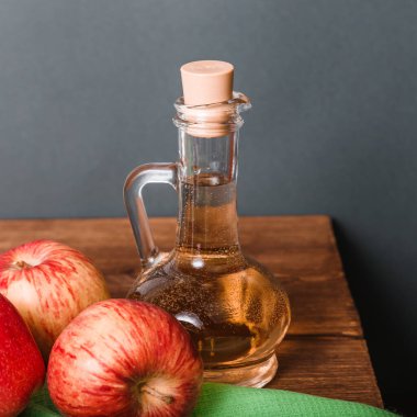 Elma sirkesi, ev yapımı mayalanmış ürün, meyve salatası sosu.