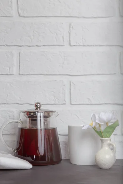 Küche gemütlich hellen Hintergrund mit Kopierraum im Loft-Stil. Glasteekanne mit Tee auf dem Tisch. Teepause — Stockfoto