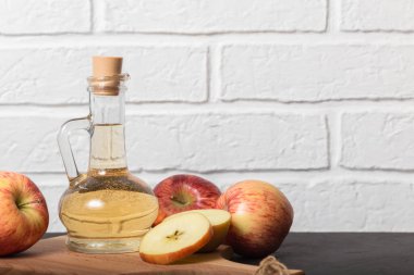 Elma sirkesi, meyve salatası sosu, ev yapımı mayalanmış ürün.