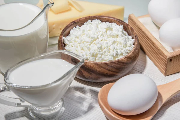 A comida é uma fonte de cálcio, magnésio, proteína, gorduras, carboidratos, dieta equilibrada. Produtos lácteos na mesa: queijo cottage, creme de leite, leite, queijo, ovo de galinha, contêm caseína, albumina — Fotografia de Stock