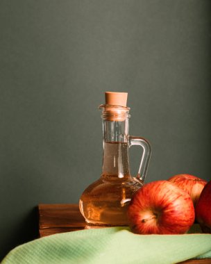 Elma sirkesi, meyve salatası sosu, ev yapımı mayalanmış ürün.