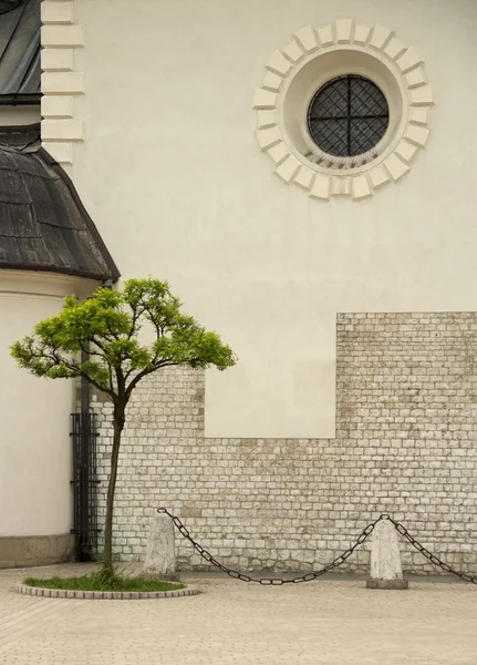 Un bâtiment avec fenêtre — Photo