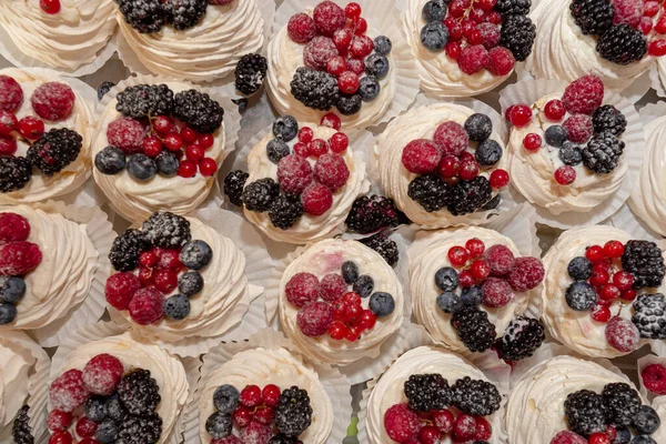 甜蛋糕 桌上有浆果特写 背景图像与蛋糕 派对的概念 美味的沙漠 覆盆子 — 图库照片
