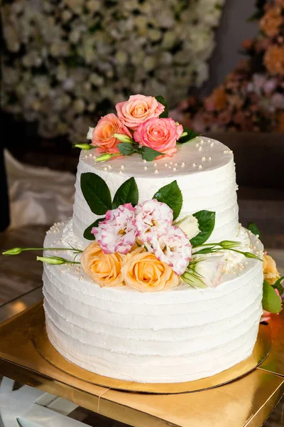 Torta Nuziale Bianca Con Fiori Celebrazione Del Matrimonio Torta Con — Foto Stock