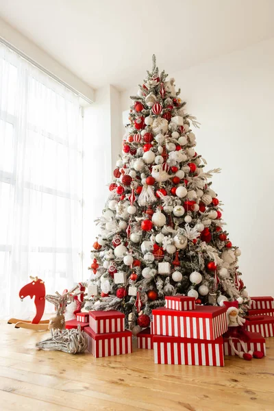 Czerwone Pudełka Prezentami Choinka Białymi Czerwonymi Dekoracjami Indoor Christmas Design — Zdjęcie stockowe
