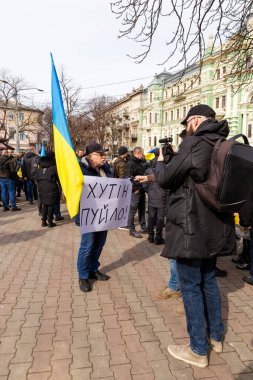 ODESSA, UKRAINE - 20 Şubat 2022: Rus işgaline karşı Odessa 'da birlik yürüyüşü. Adam 