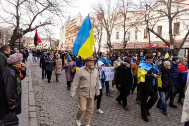 ODESSA, UKRAINE - 20 Şubat 2022: Rus işgaline karşı Odessa 'da birlik yürüyüşü. Deribasivska caddesinde bayraklarla yürüyen kalabalık.