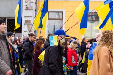 ODESSA, UKRAINE - 20 Şubat 2022: Rus işgaline karşı Odessa 'da birlik yürüyüşü. Bayraklarla yürüyen kalabalık..