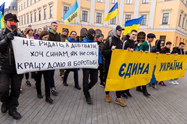 ODESSA, UKRAINE - 20 Şubat 2022: Rus işgaline karşı Odessa 'da birlik yürüyüşü. Ukraynalılar pankartlı bir meydanda 