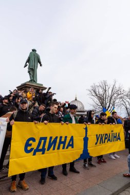 ODESSA, UKRAINE - 20 Şubat 2022: Rus işgaline karşı Odessa 'da birlik yürüyüşü. Duk heykelinin yanındaki kalabalık 