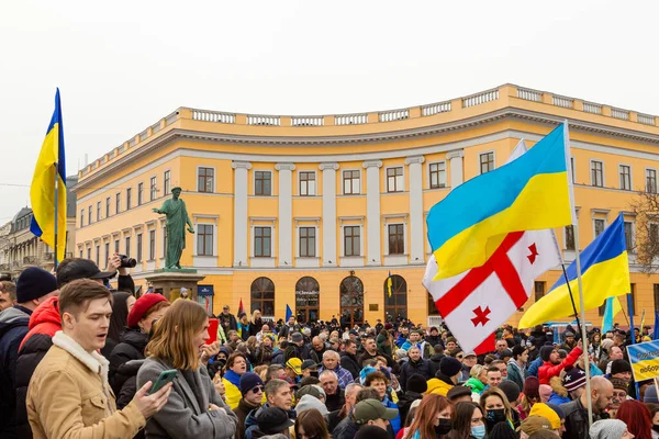 Odessa Ukraine Feb 2022 ロシアの侵攻に対するオデッサでの団結行進 旗を持つ人々の群衆 愛国心の概念  — 無料ストックフォト
