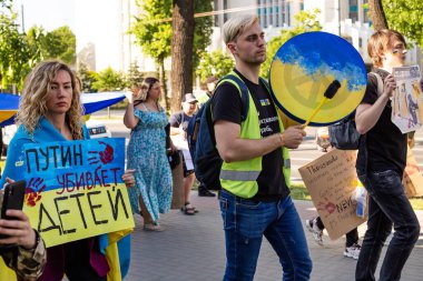 CHISINAU, MOLDOVA - CIRCA MAYIS 2022: Ukrayna 'yı desteklemek için yürüyüş, posterleri ve Ukrayna bayrakları olan insanlar. Rus-Ukrayna savaşı kavramı.