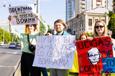 CHISINAU, MOLDOVA - CIRCA MAYIS 2022: Rusya Federasyon Büyükelçiliği yakınlarında gösteri. Posterleri olan insanlar. Rus-Ukrayna savaşı kavramı.