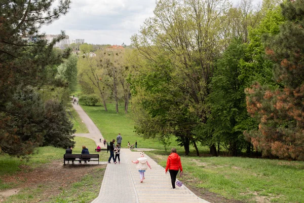 Chisinau Moldova Circa Mayo 2022 Parque Callejón Dendrariu Chisinau Gente —  Fotos de Stock