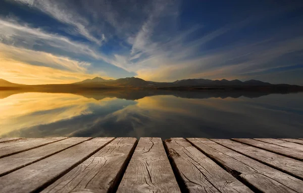 Schöner See Mit Leerem Holztisch Natürliche Vorlagenlandschaft — Stockfoto