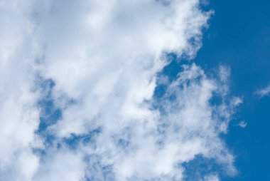 Bulutlu mavi gökyüzü arkaplanı. Doğal arkaplan.