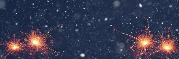 Queimando Sparklers Fundo Nevado Abstrato Conceito Festa Com Espaço Publicitário — Fotografia de Stock