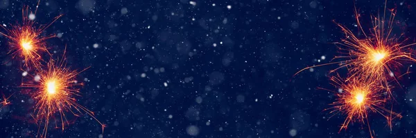 Сжигание Искр Абстрактном Снежном Фоне Концепция Вечеринки Рекламным Пространством Иллюстрация — стоковое фото
