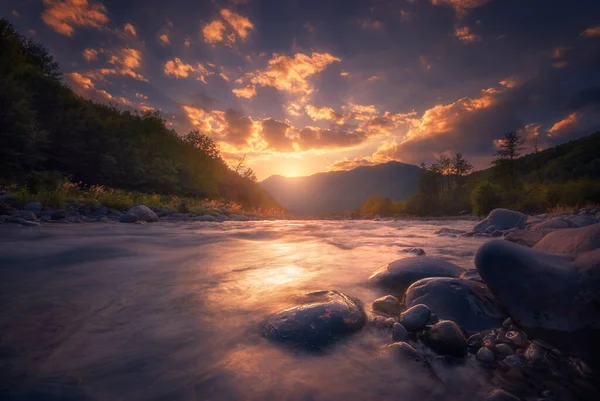 Schöner Sonnenuntergang Über Dem Schnell Fließenden Gebirgsfluss — Stockfoto