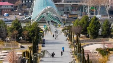 Gürcistan, Tiflis - 21 Şubat 2022: İnsanlar Tiflis 'teki Barış Köprüsü' nde yürüyor.