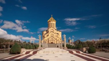 Georgia, Tiflis - 28 Mart 2022: Zaman aşımı. Tiflis 'teki Sameba Kilisesi, Kutsal Üçlü Manzarası