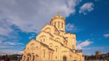 Georgia, Tiflis - 27 Mart 2022: Zaman aşımı. Tiflis 'teki Sameba Kilisesi, Kutsal Üçlü Manzarası