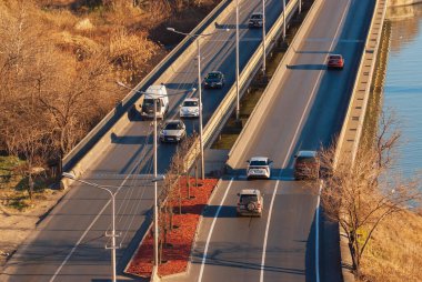 Gürcistan, Tiflis - 12 Şubat 2022: Şehir caddesinde trafik.