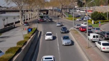 Gürcistan, Tiflis - 11 Nisan 2022: zaman aşımı. Şehir caddesinde trafik