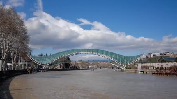 Geórgia Tbilisi Abril 2022 Ponte Paz Sobre Rio Kura Tbilisi — Vídeo de Stock