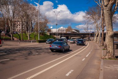 Gürcistan, Tiflis - 15 Nisan 2021: Şehir caddesinde trafik.