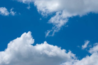 Bulutlu mavi gökyüzü arkaplanı. Doğal arkaplan.