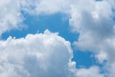 Bulutlu mavi gökyüzü arkaplanı. Doğal arkaplan.