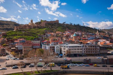 Gürcistan, Tiflis - 15 Nisan 2022: Gürcistan 'ın Tiflis kentinin panoramik manzarası.