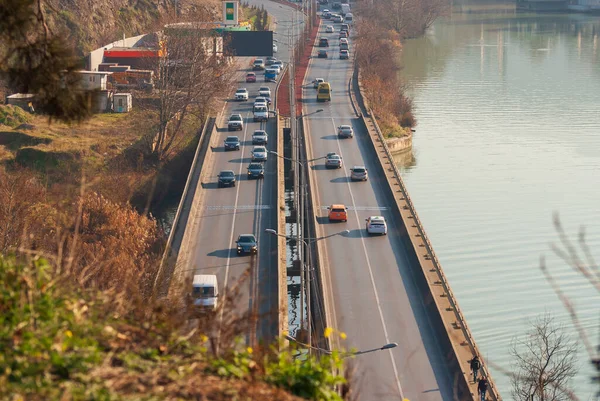 Gürcistan, Tiflis - 30 Aralık 2021: Şehir caddesinde trafik.