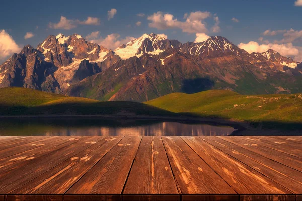 Magischer Blick Auf Berge Mit Leerem Holztisch Natürliche Vorlagenlandschaft — Stockfoto