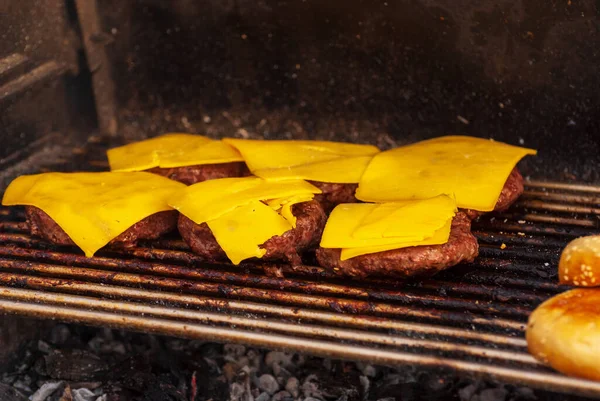 Deliciosos Hambúrgueres Grelhados Cozinhando Churrasco Tiro Com Foco Seletivo — Fotografia de Stock