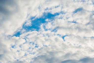 Gökyüzü arka planı ve güzel bulutlar. Doğal arkaplan.